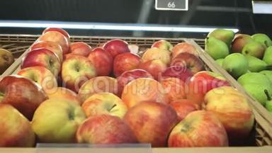 很多<strong>苹果</strong>又红又绿。 <strong>一堆苹果</strong>躺在超市里，相机跨度